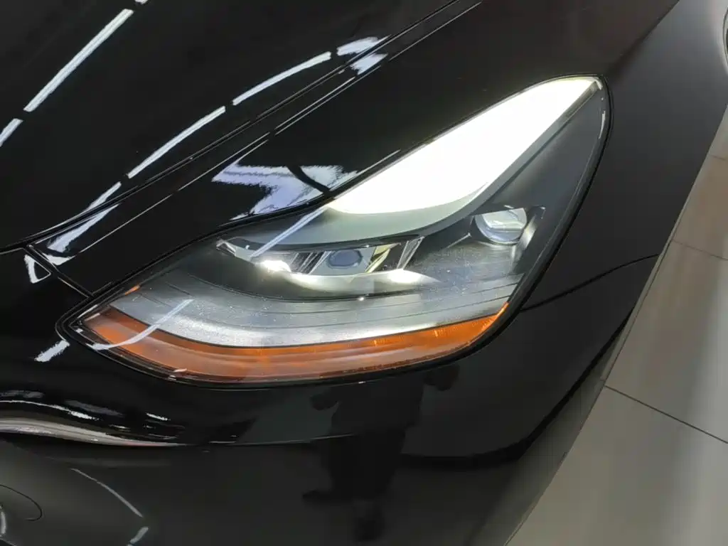 Tesla Model Y — миниатюра 24