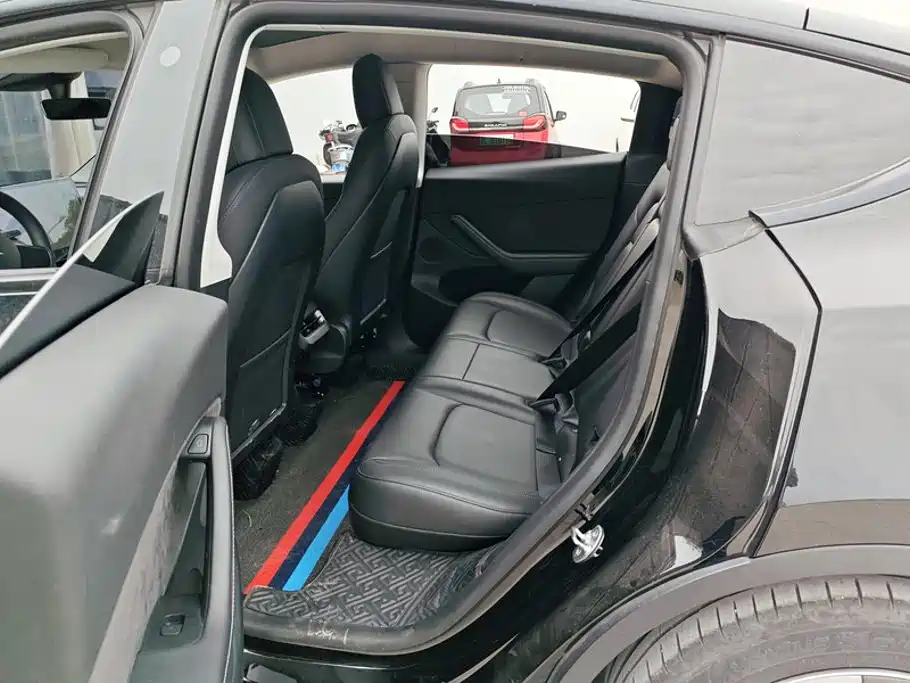 Tesla Model Y — миниатюра 11