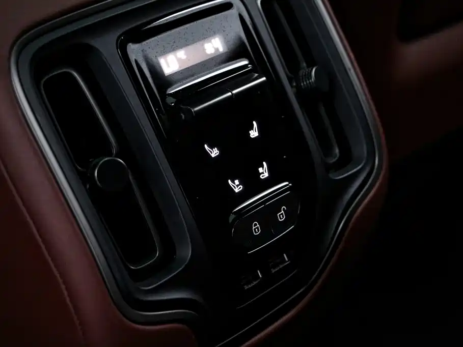 Aston Martin DBX — миниатюра 17