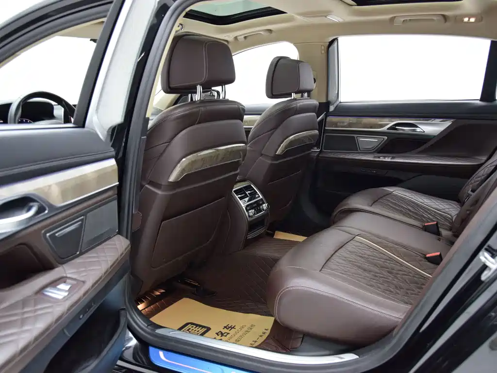 BMW 7 Series — миниатюра 17