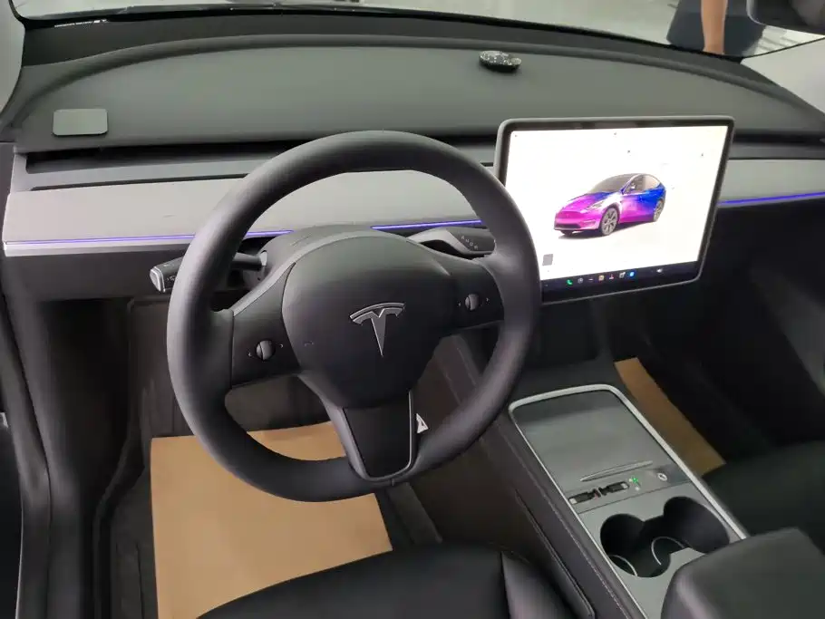 Tesla Model Y — миниатюра 12