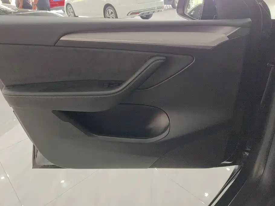 Tesla Model Y — миниатюра 7