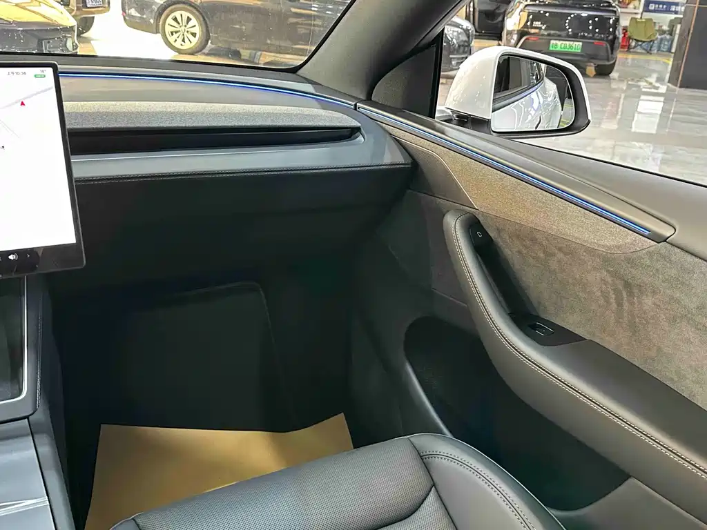 Tesla Model Y — миниатюра 5