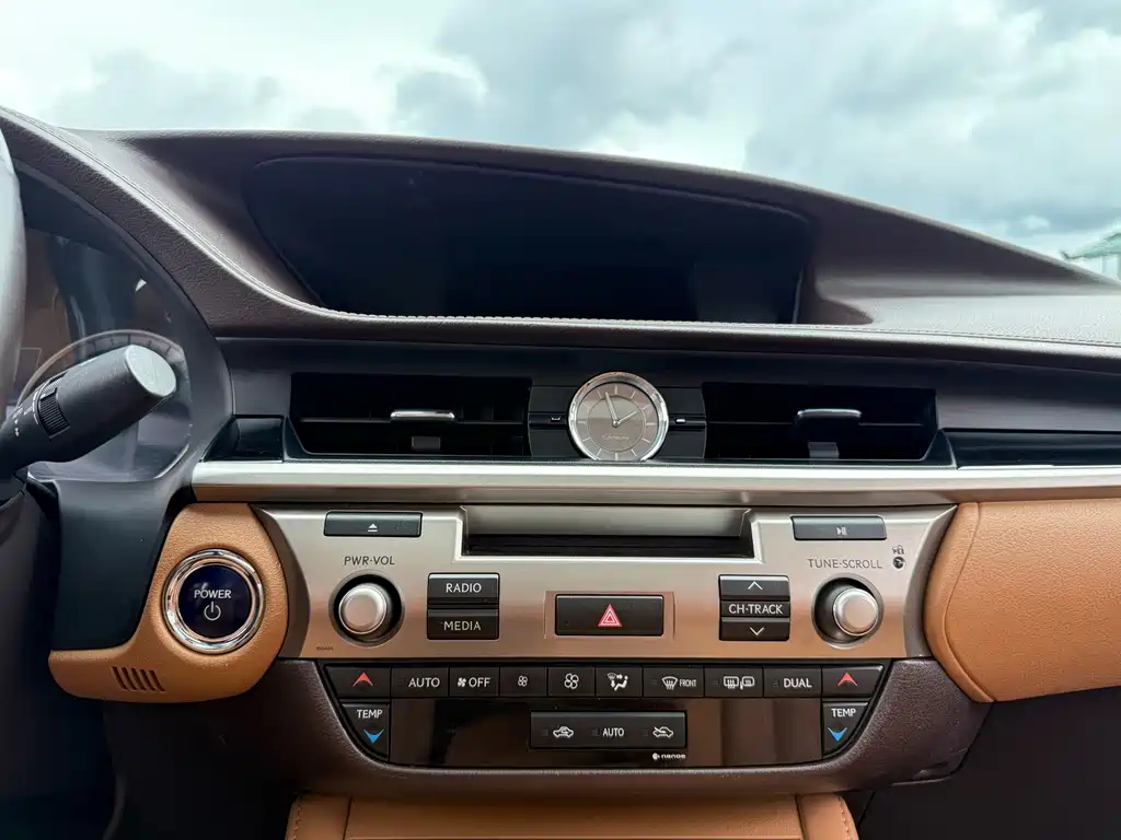 Lexus ES — миниатюра 12
