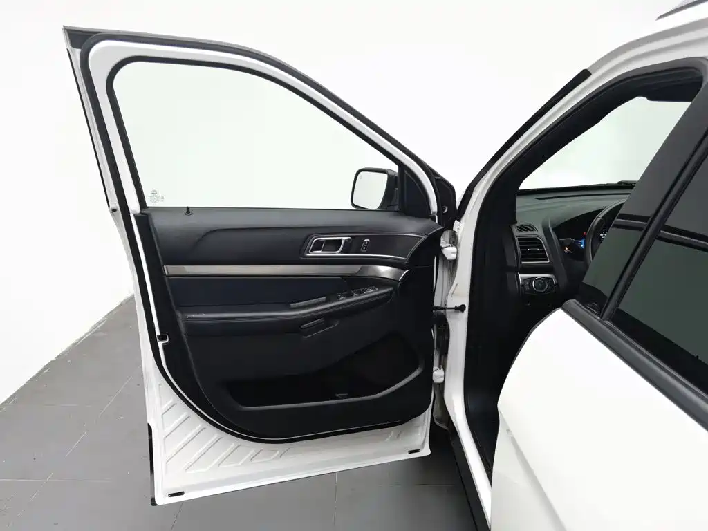 Ford Explorer (Import) — миниатюра 8