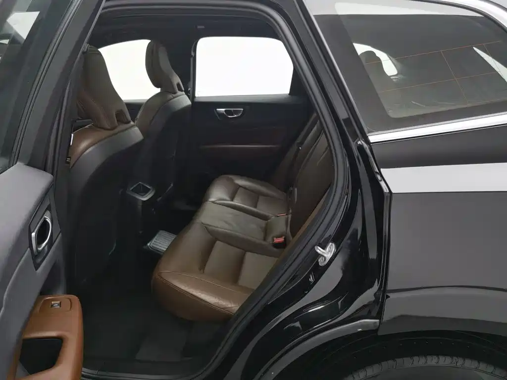 Volvo XC60 PHEV — миниатюра 15