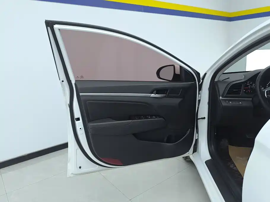 Hyundai Elantra — миниатюра 7