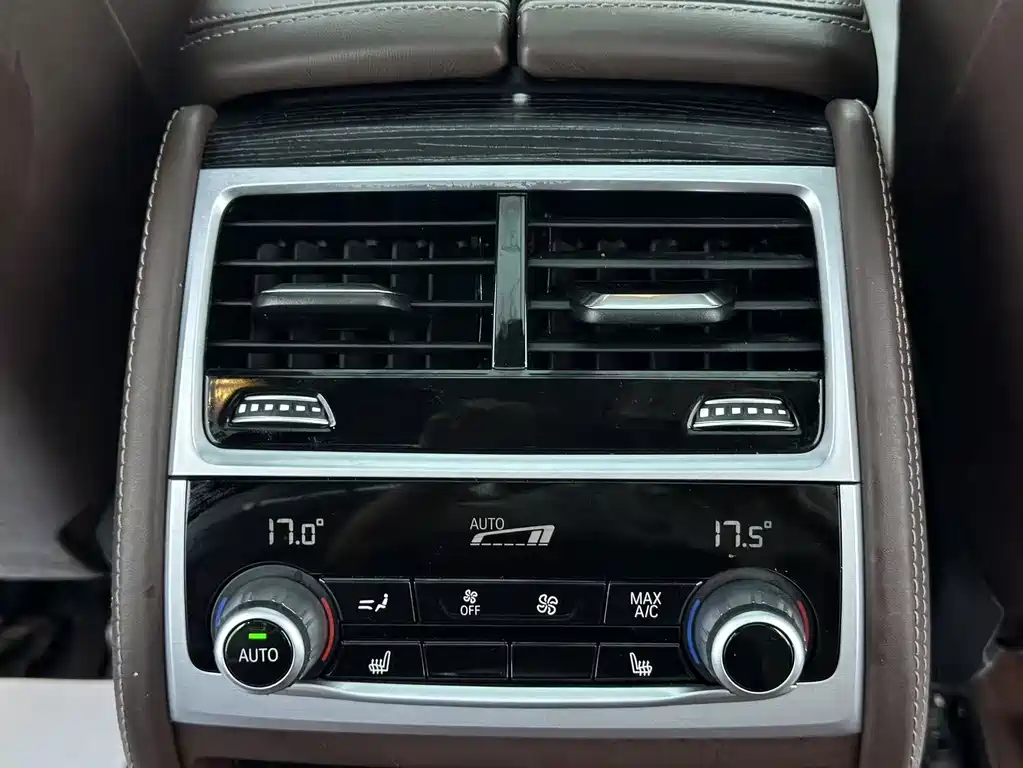 BMW 7 Series — миниатюра 17