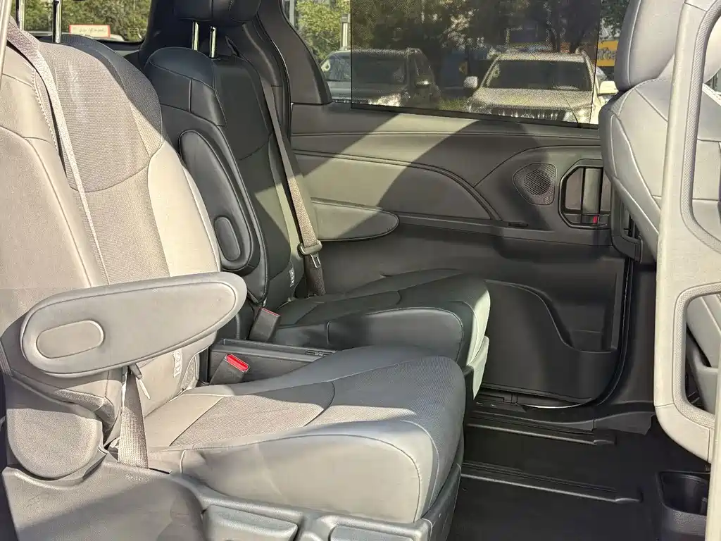 Toyota Granvia — миниатюра 7