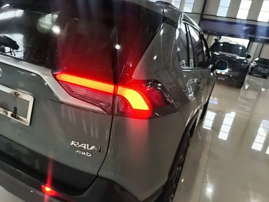 Toyota RAV4 — миниатюра 8