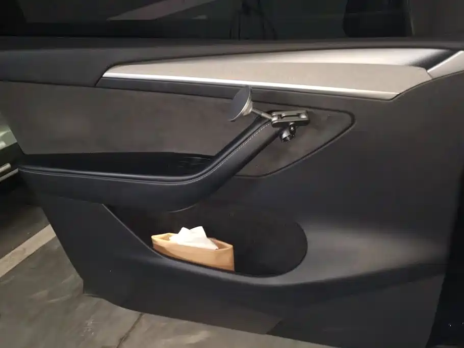Tesla Model Y — миниатюра 7