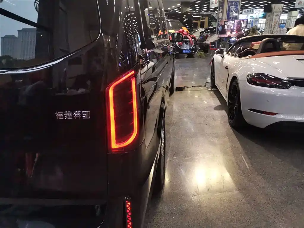 Mercedes-Benz Vito 2023 2.0T 7 мест