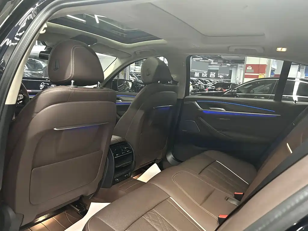BMW 5 Series — миниатюра 5