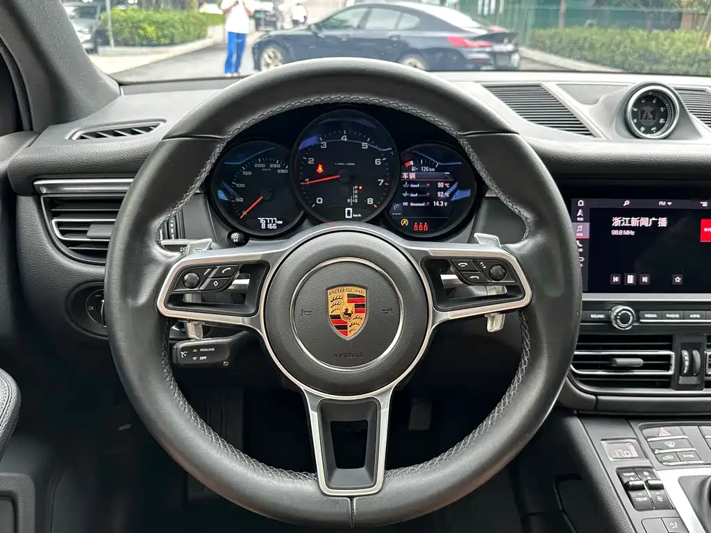 Porsche Macan — миниатюра 13