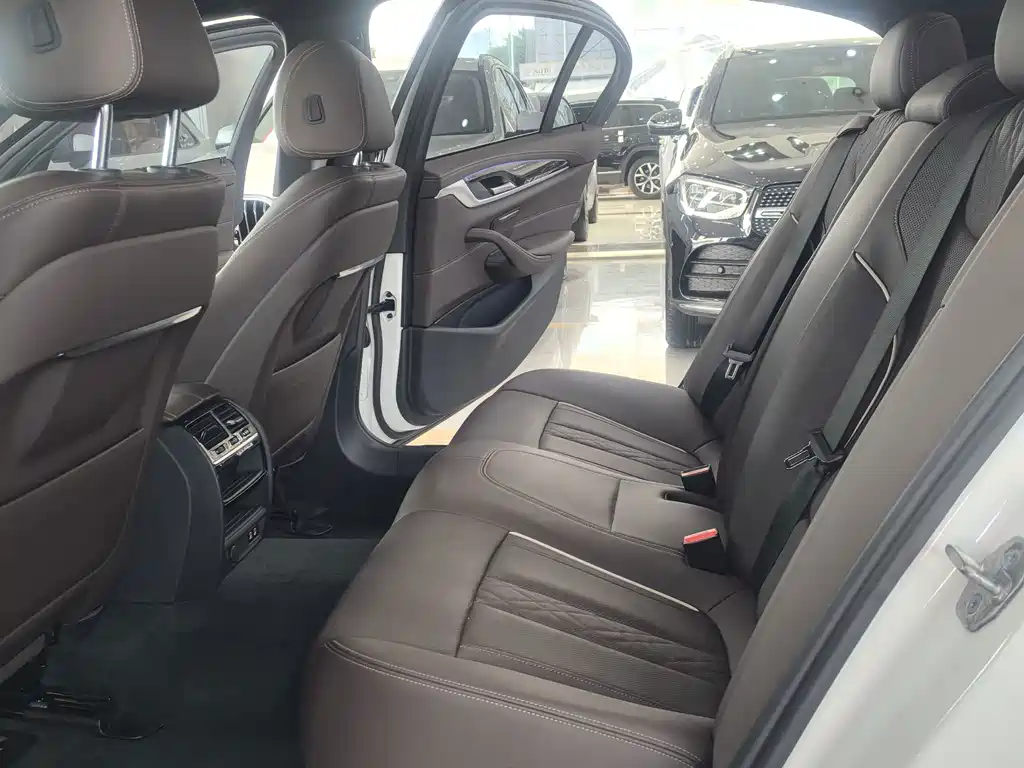 BMW 5 Series — миниатюра 11