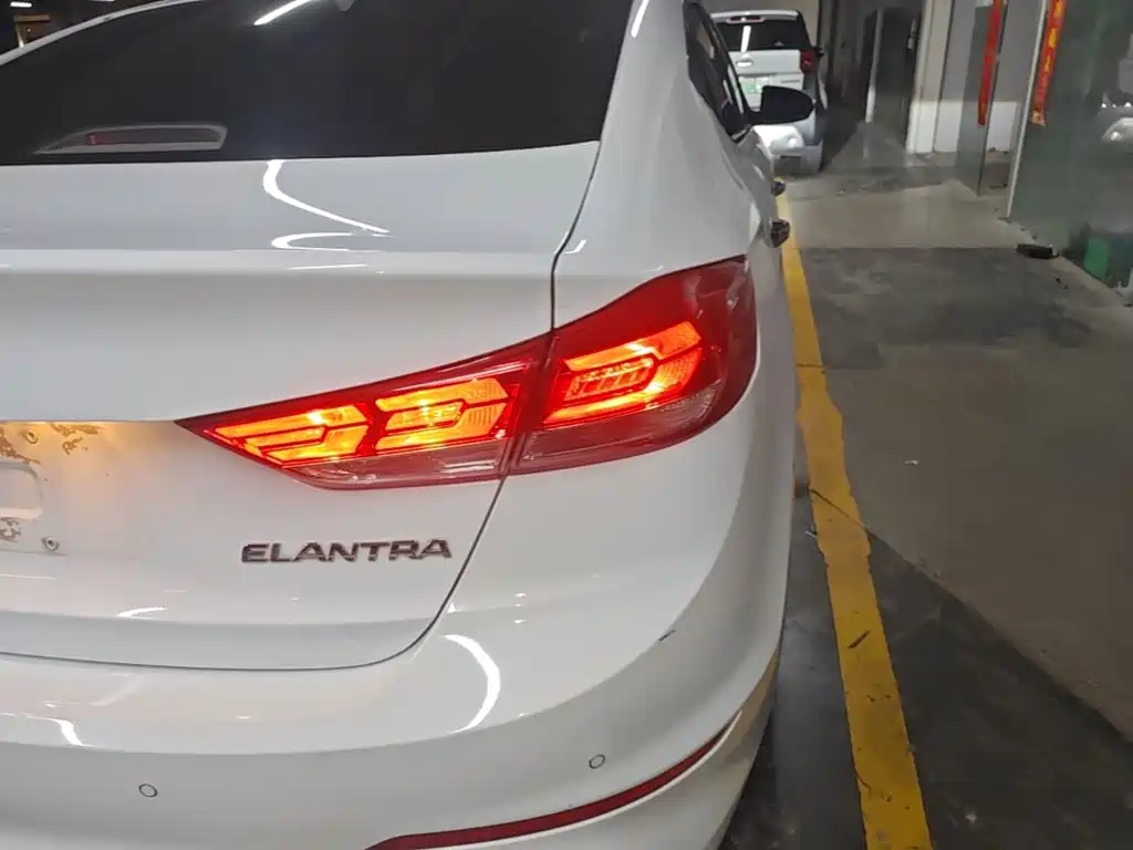 Hyundai Elantra — миниатюра 8