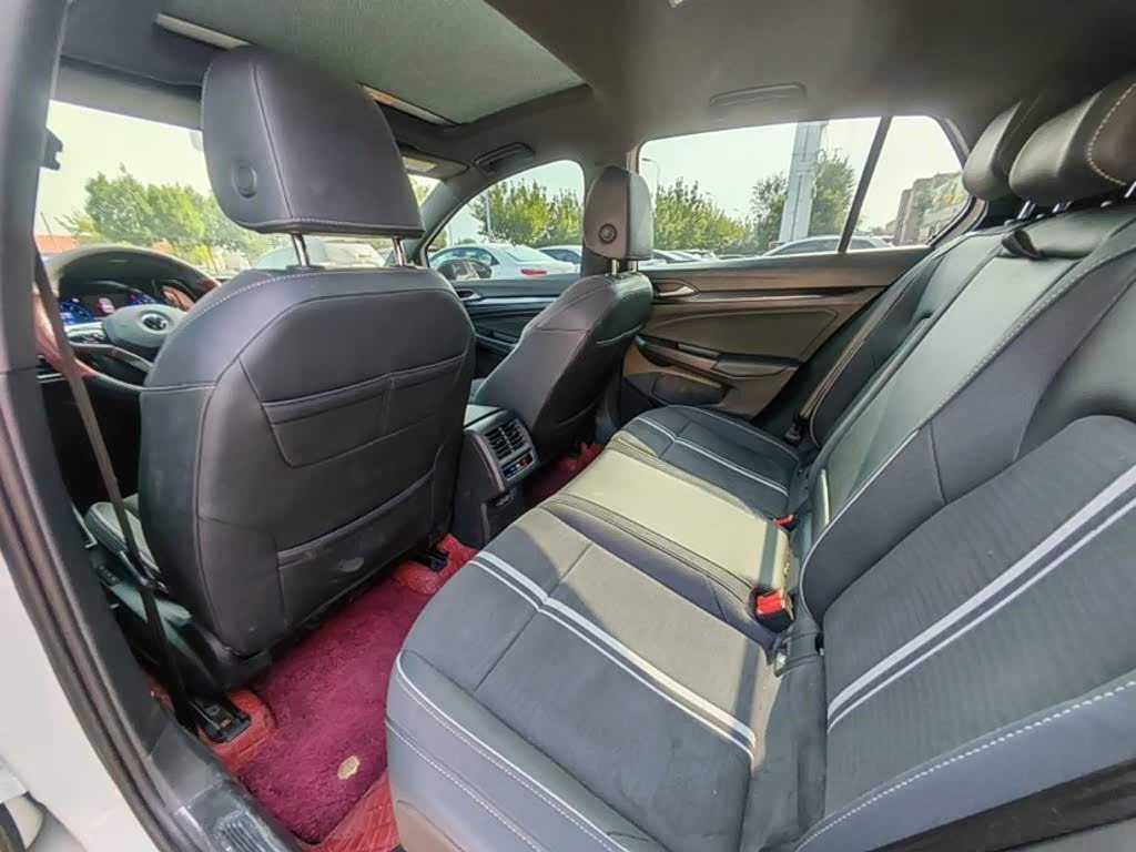 Volkswagen Golf 1.4 л 2023 г. Белый, пробег 37000 км
