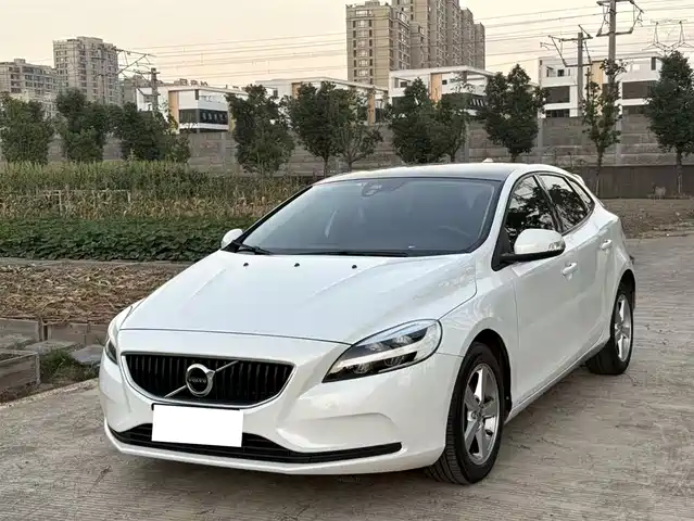 VOLVO V40 2018