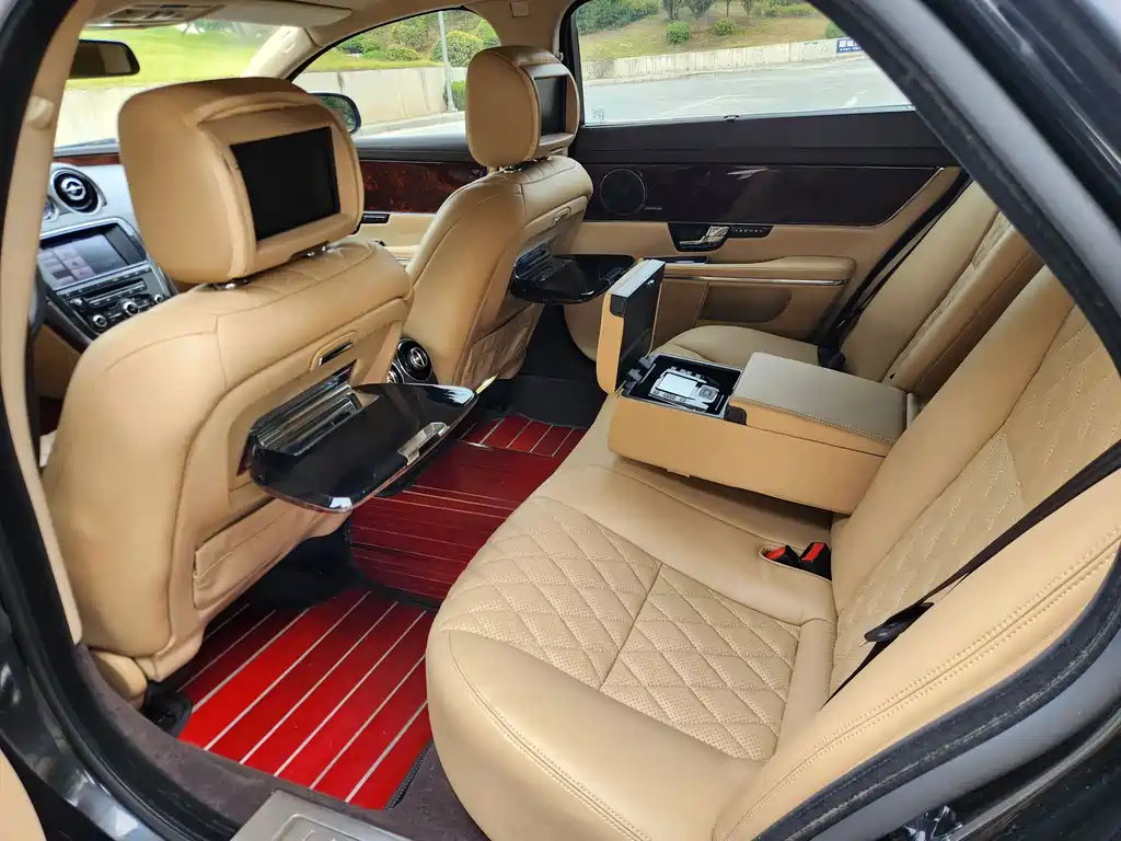 Jaguar XJ — миниатюра 16