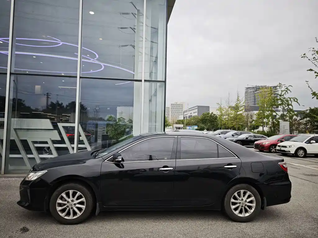 Toyota Camry — миниатюра 3