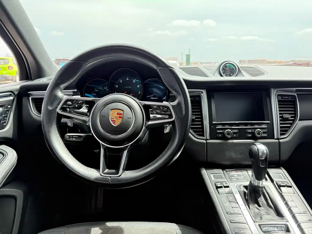 Porsche Macan — миниатюра 12