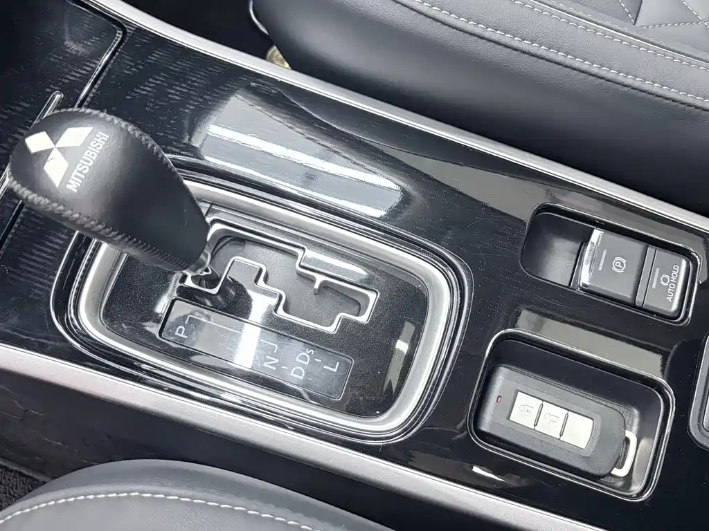 Mitsubishi Outlander — миниатюра 12
