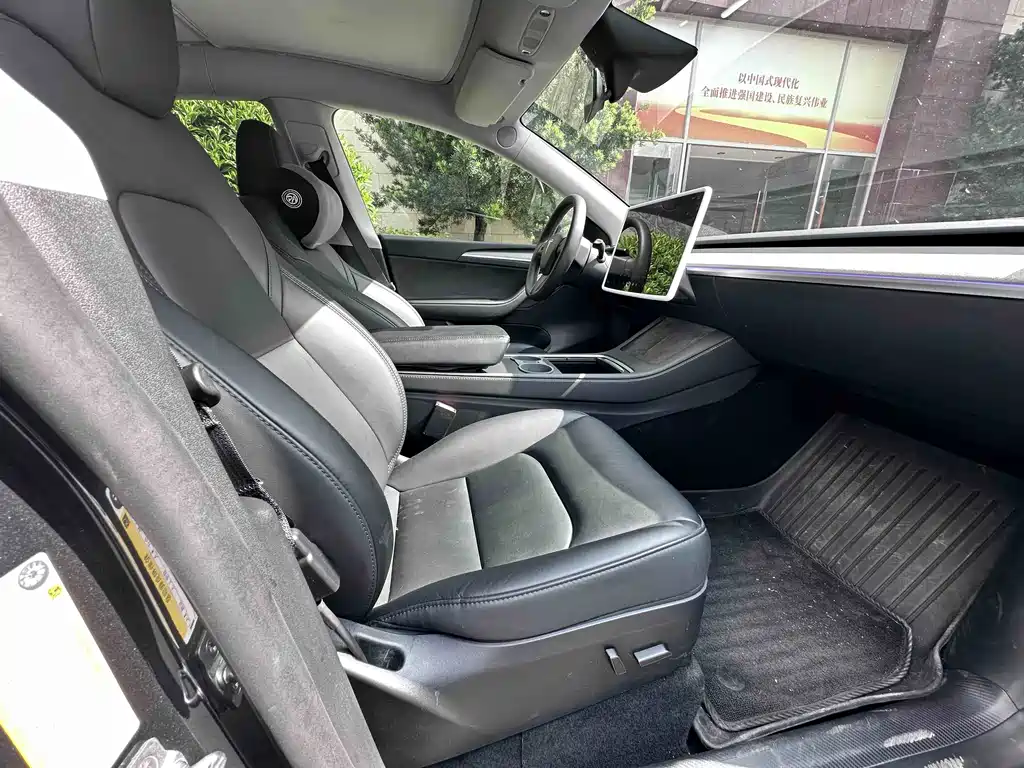 Tesla Model Y — миниатюра 16