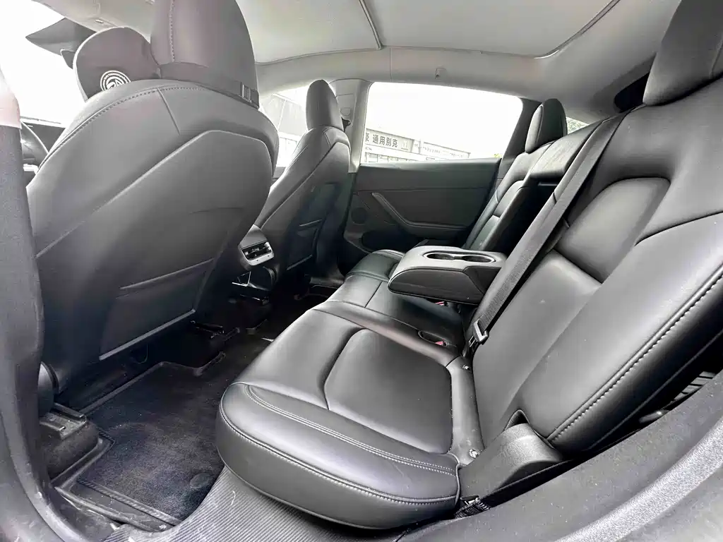 Tesla Model Y — миниатюра 12