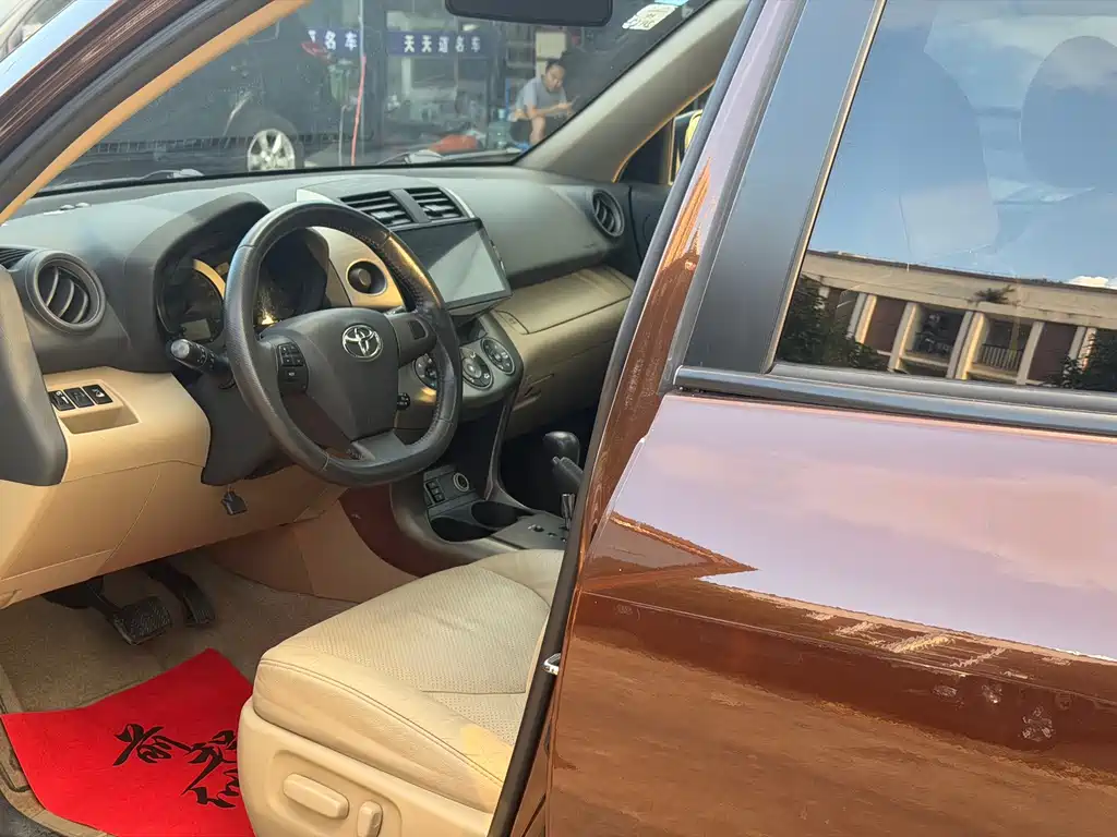 Toyota RAV4 — миниатюра 6