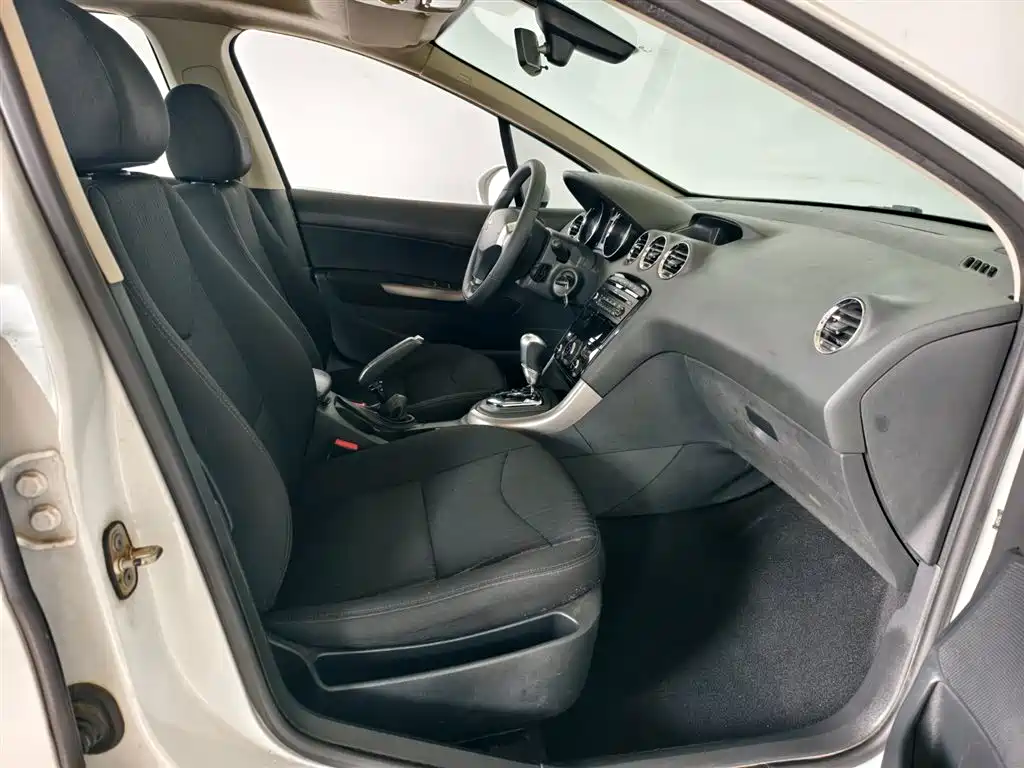 Peugeot 408 2013 2.0L AT Luxury