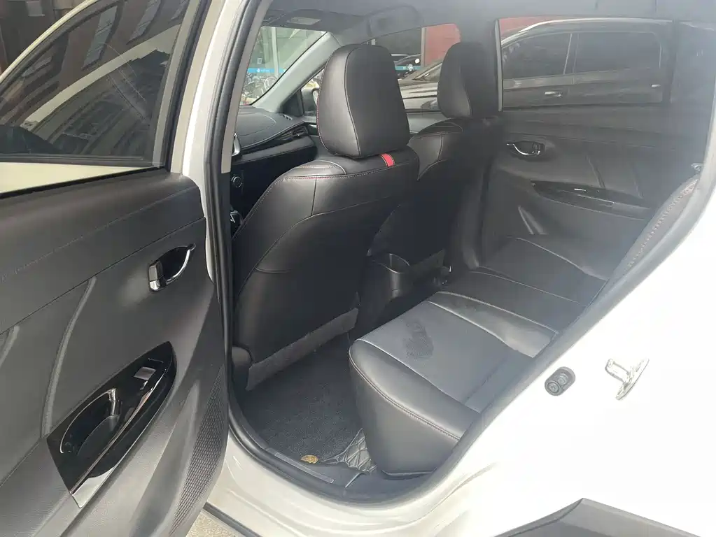 Toyota Yaris L — миниатюра 5
