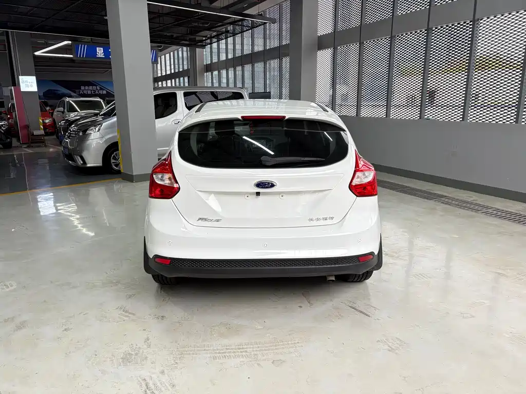 Ford Focus 2012 1.6L AT