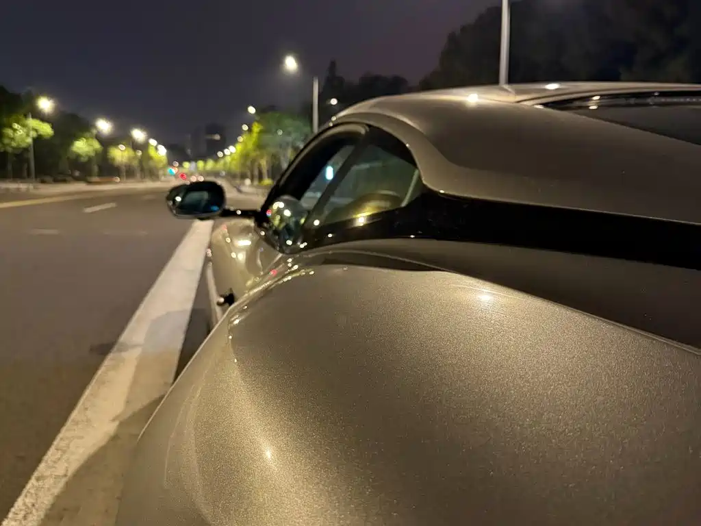 Aston Martin DB12 — миниатюра 6