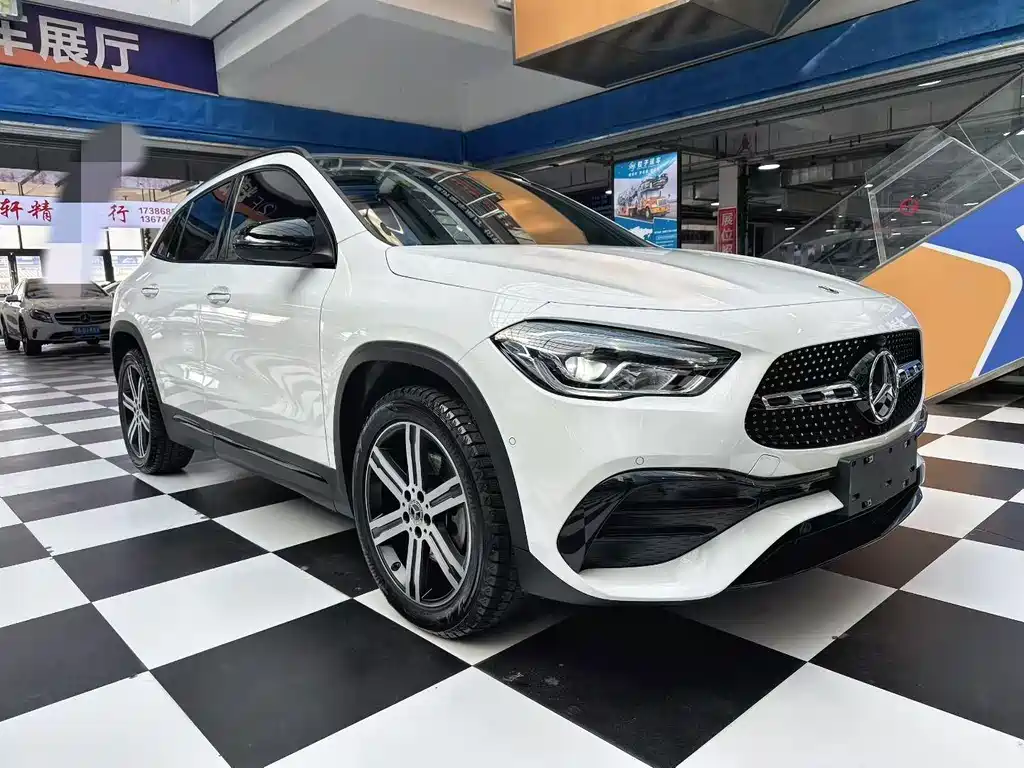 MERCEDES-BENZ GLA