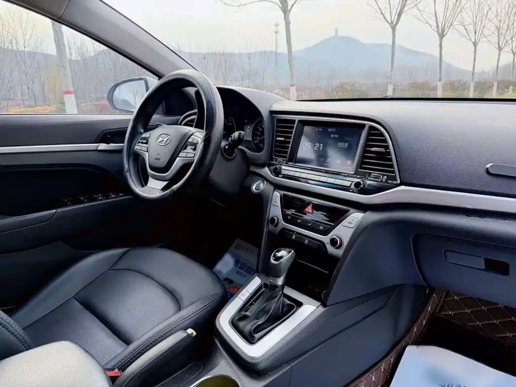 Hyundai Elantra — миниатюра 10