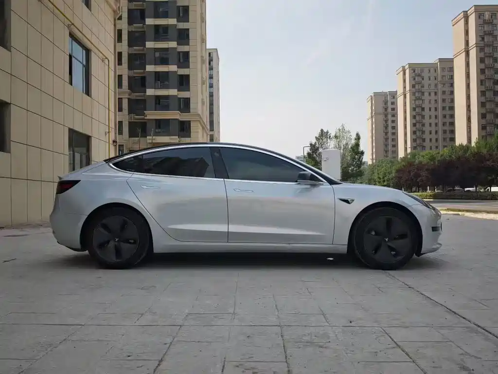 Tesla Model 3 — миниатюра 7