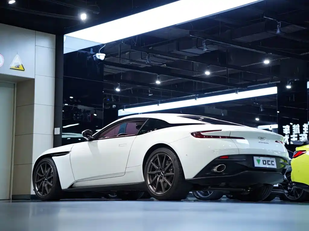 Aston Martin DB11 — миниатюра 15