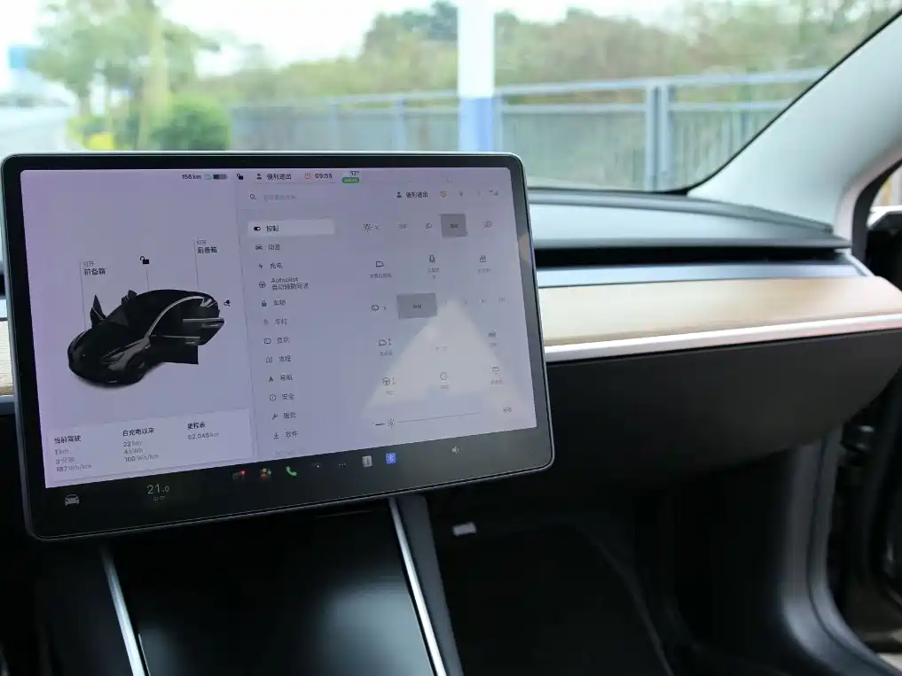 Tesla Model 3 — миниатюра 7