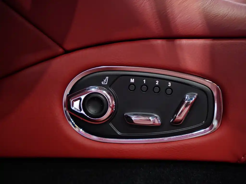 Aston Martin DB11 — миниатюра 29