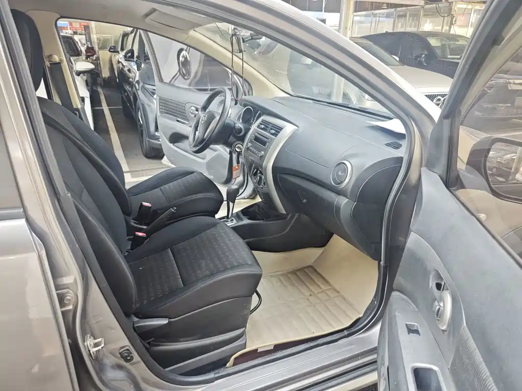 Nissan Livina — миниатюра 7