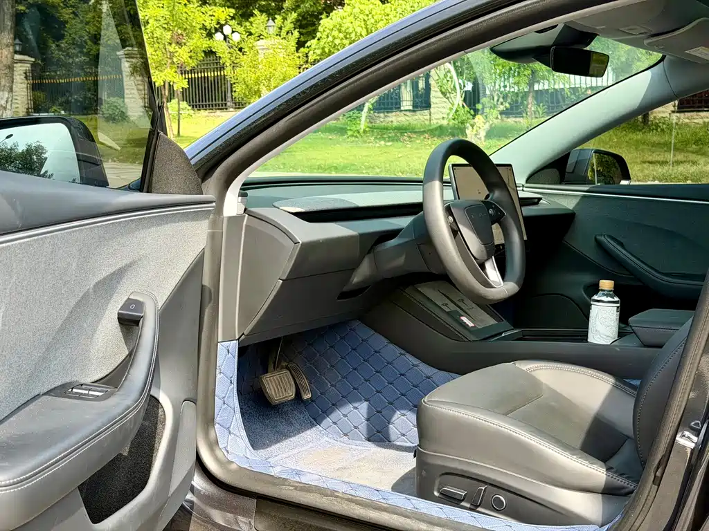Tesla Model 3 — миниатюра 7