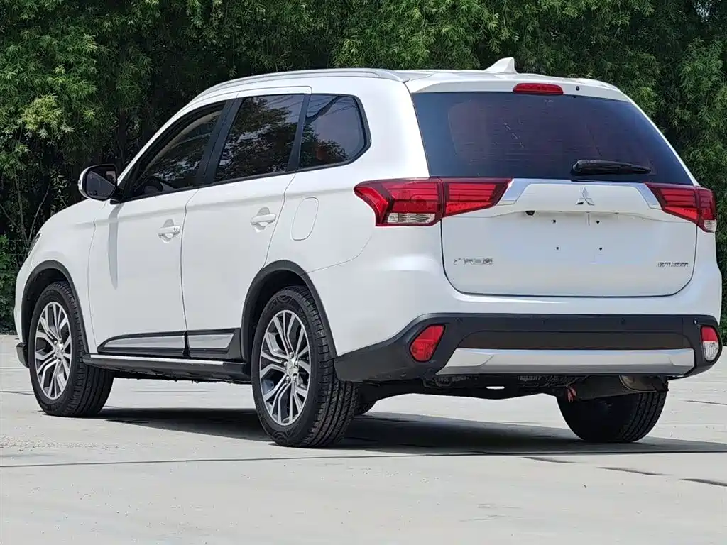 Mitsubishi Outlander 2018 2.0L 7 мест