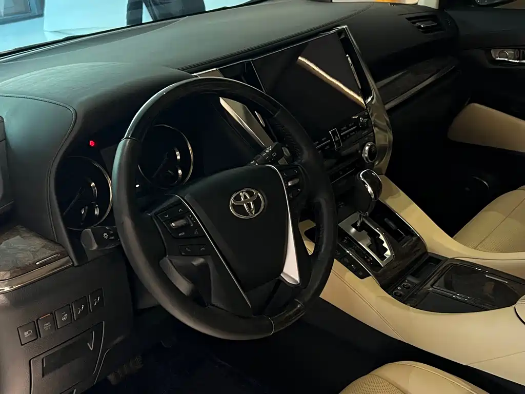 Toyota Alphard — миниатюра 9