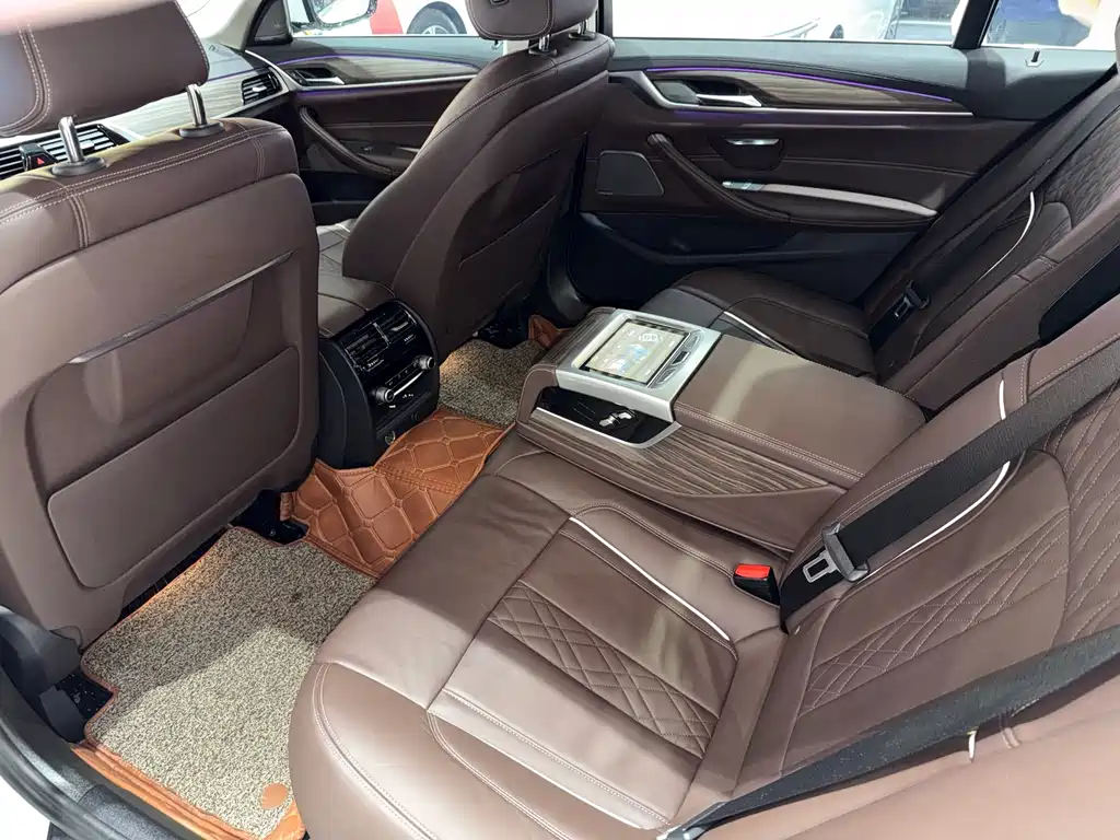 BMW 5 Series — миниатюра 12