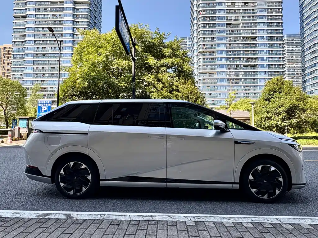 XPeng X9 — миниатюра 8