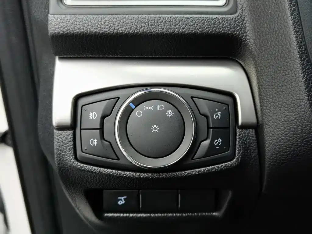 Ford Explorer (Import) — миниатюра 21