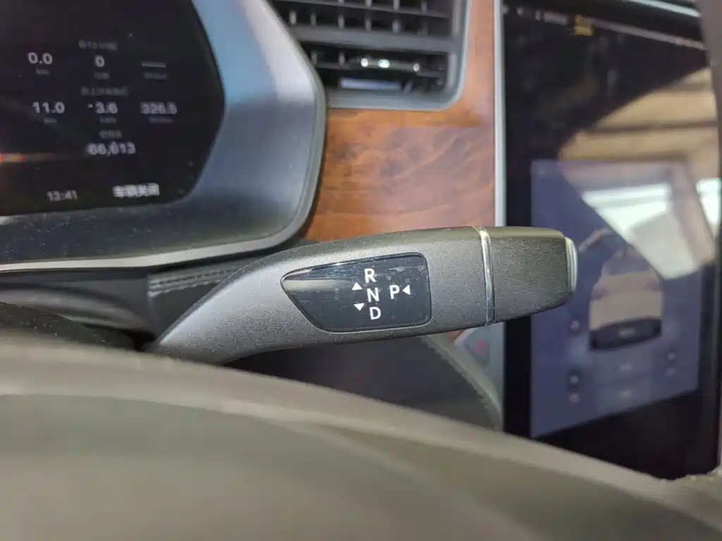 Tesla Model X — миниатюра 14