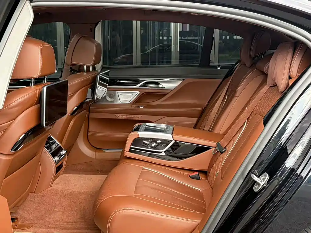 BMW 7 Series — миниатюра 11