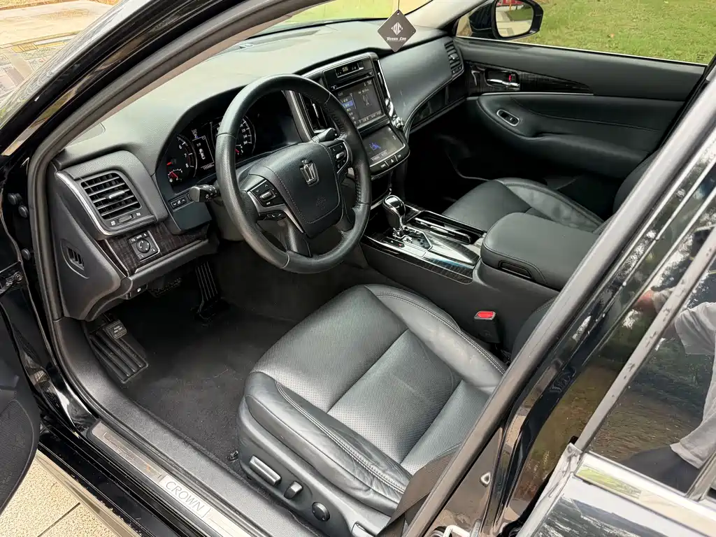 Toyota Crown — миниатюра 10
