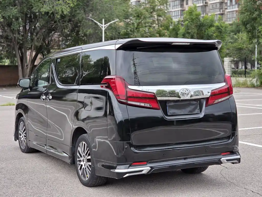 Toyota Alphard — миниатюра 7